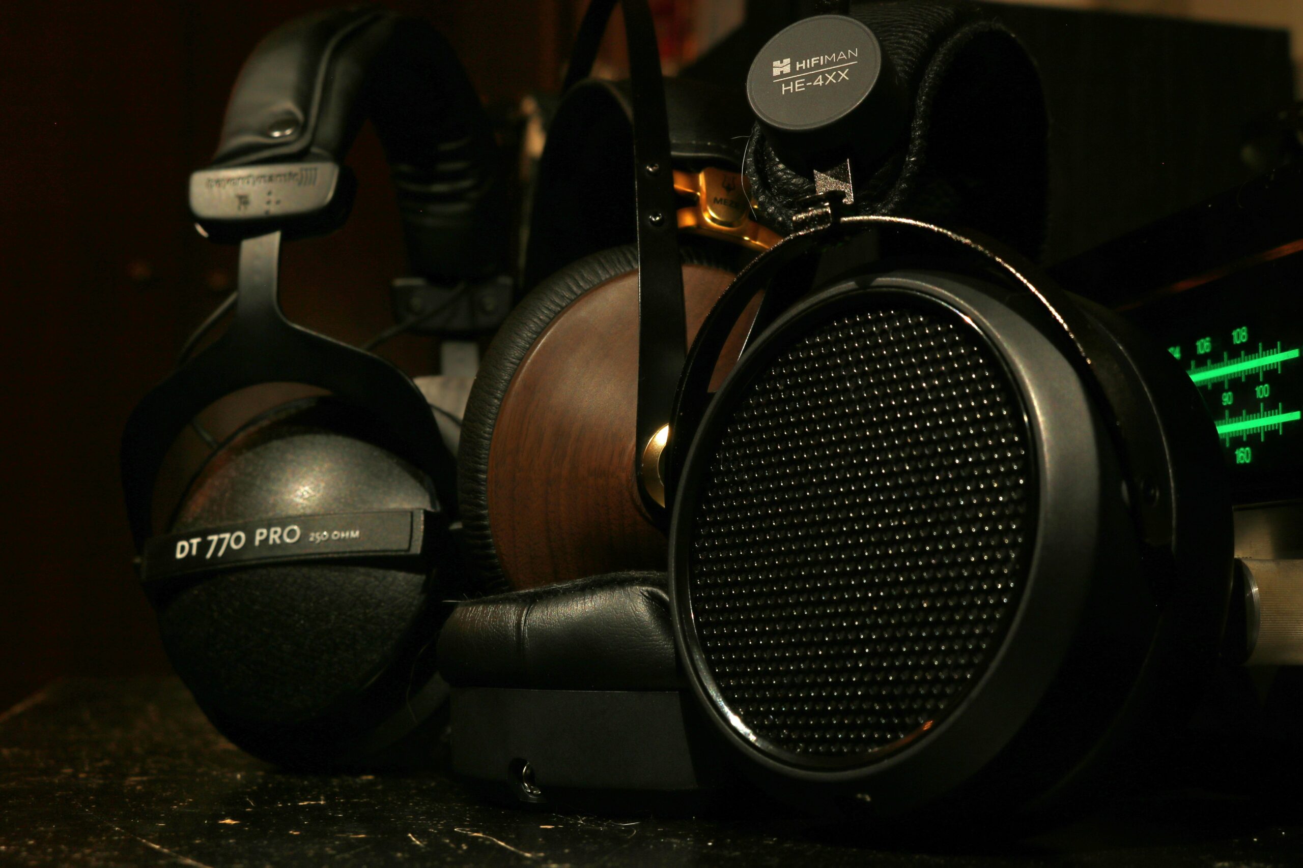 Áudio Espacial Real-Time: A Evolução dos Fones TWS – Sony vs. Sennheiser em 2026