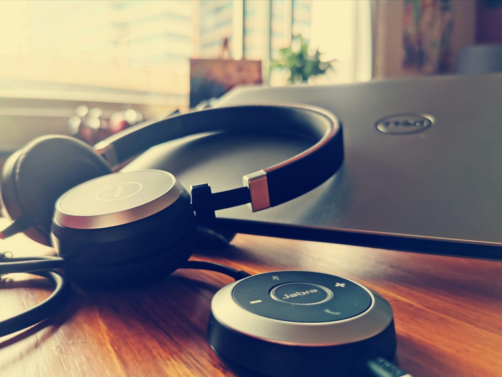 A Revolução do Áudio Aberto: Como os Fones de Condução Aérea Transformam o Home Office